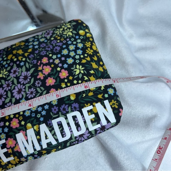 STEVE MADDEN Floral Wristlet - Picture 5 of 6